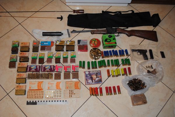 W Kaniach policjanci zabezpieczyli mini arsenał 