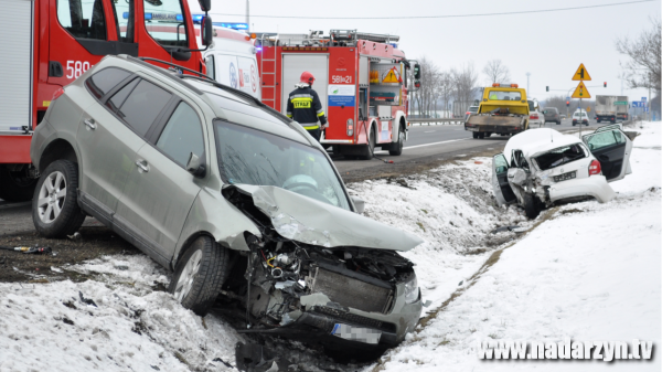 Wypadek na Katowickiej - dwa auta w rowie