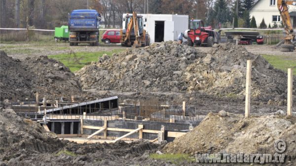 Powoli ruszają prace przy budowie kompleksu szkół w Ruścu