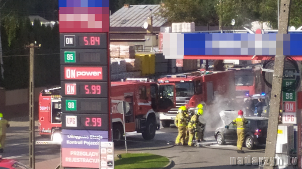Pożar auta na stacji benzynowej w Nadarzynie