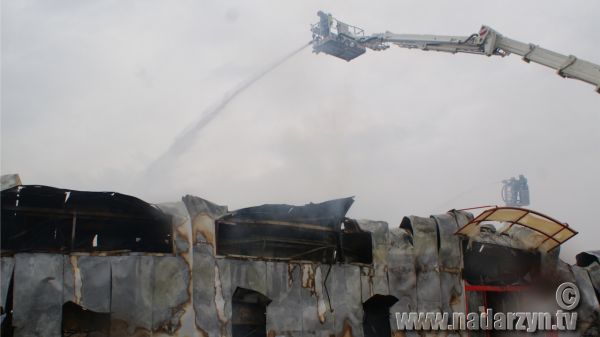 Spłonęła połowa hali Centrum Handlowego w Wólce Kosowskiej