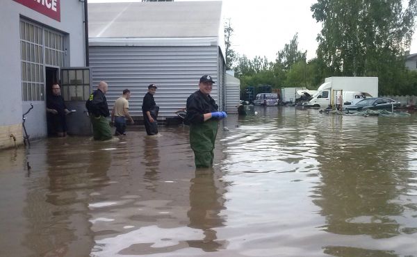 Strażacy z OSP Nadarzyn pomagali mieszkańcom Domaniewa