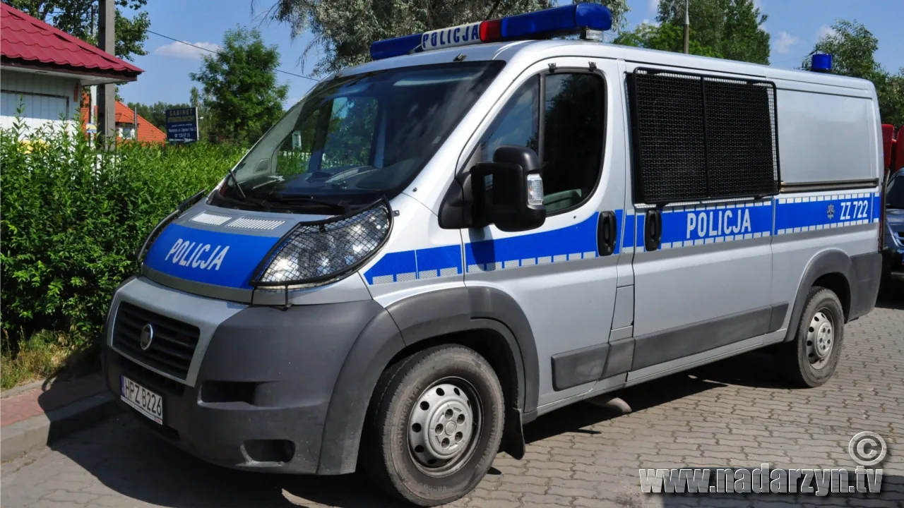 Najpierw spowodował kolizje, a następnie chciał pobić policjanta