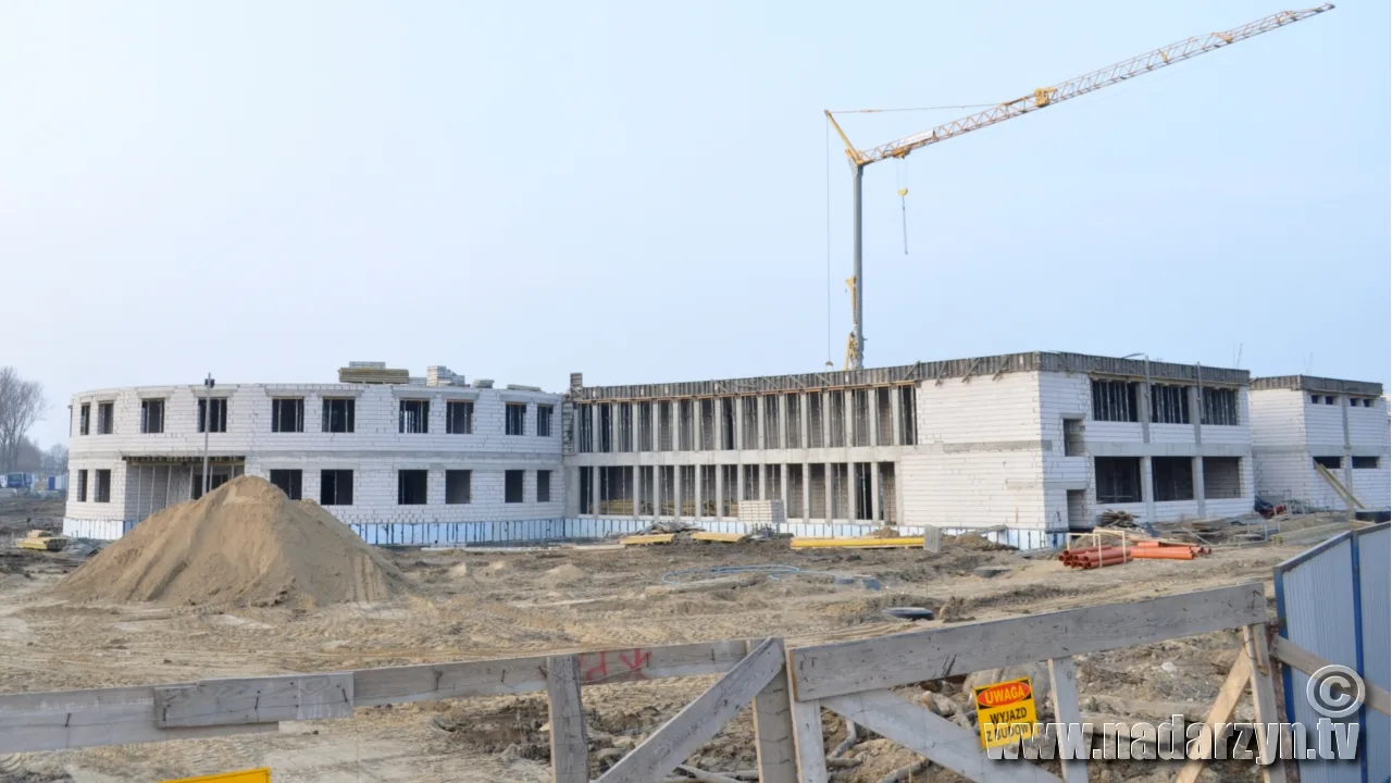 Budowana szkoła zalana fekaliami