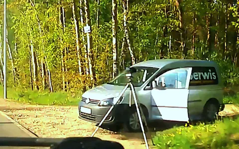 Strażnicy z Nadarzyna mierzą prędkość w samochodach serwisowych