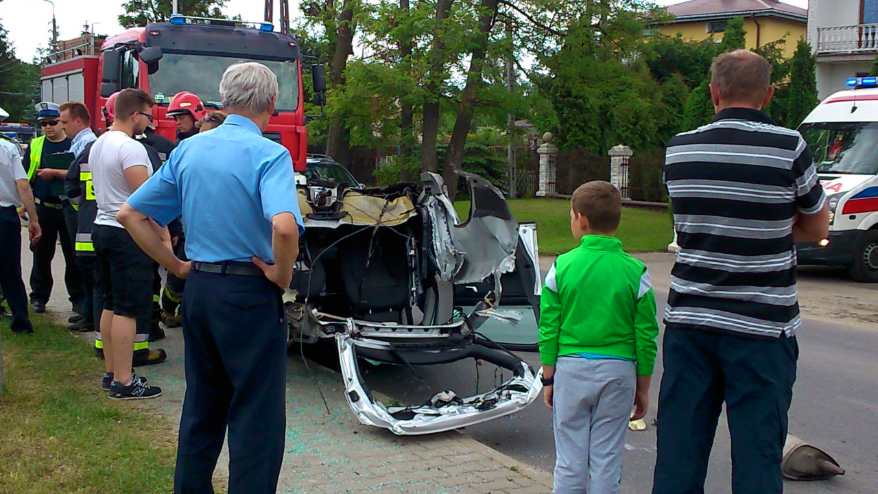 Auto na pół, kierowca cały