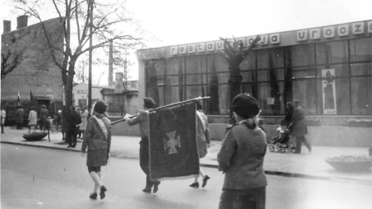 1 maja 1973 roku, a w tle sławna restauracja "Urocza" w Pruszkowie