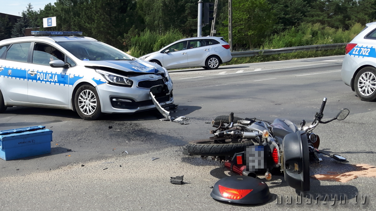 Czołówka radiowozu z motocyklistą