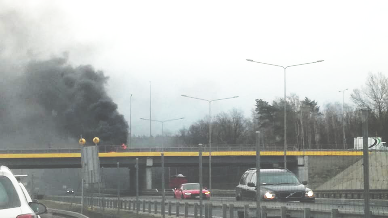 Uwaga! Pożar auta na wiadukcie węzła Paszków