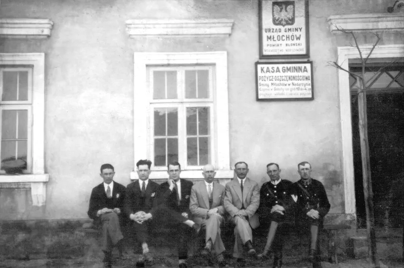 PRZED URZĘDEM GMINY W MŁOCHOWIE
