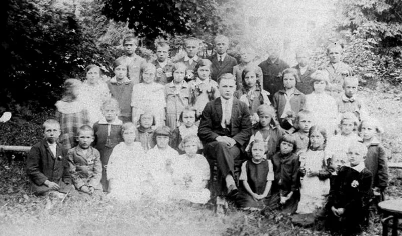 ROK 1925 DZIECI Z NAUCZYCIELEM ZYMMEREM W MŁOCHOWSKIM PARKU