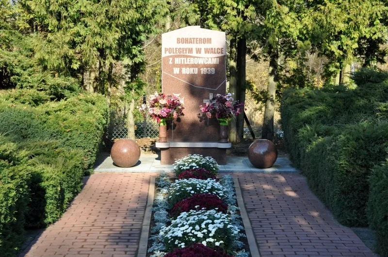 Grób Nieznanego Żołnierza, ofiary mordu jeńców na terenie przykościelnym, mogiły osób cywilnych i więźniów obozu Dulag 121, ekshumowanych z terenu Gminy Nadarzyn. W sumie ok. 160 mogił.