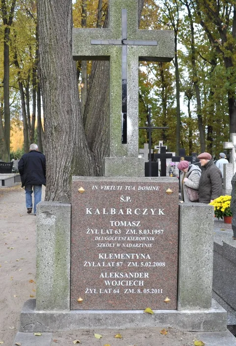 Grób Tomasz Kalbarczyka - wieloletniego kierownika  i nauczyciela w Szkole Podstawowej w Nadarzynie