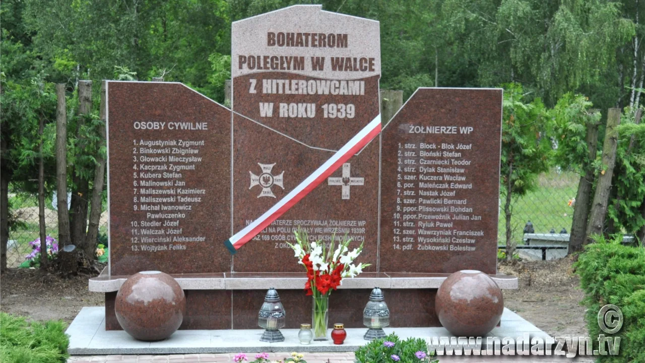Obelisk rozszerzony o dwie boczne tablice