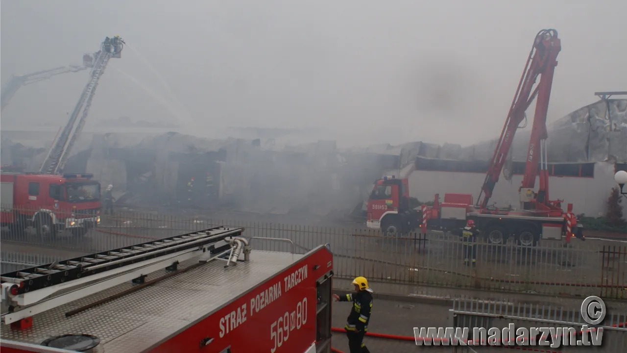 Galeria : Spłonęła połowa hali Centrum Handlowego w Wólce Kosowskiej