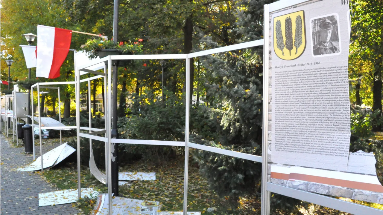 Zniszczył wystawę, odpowiada przed sądem